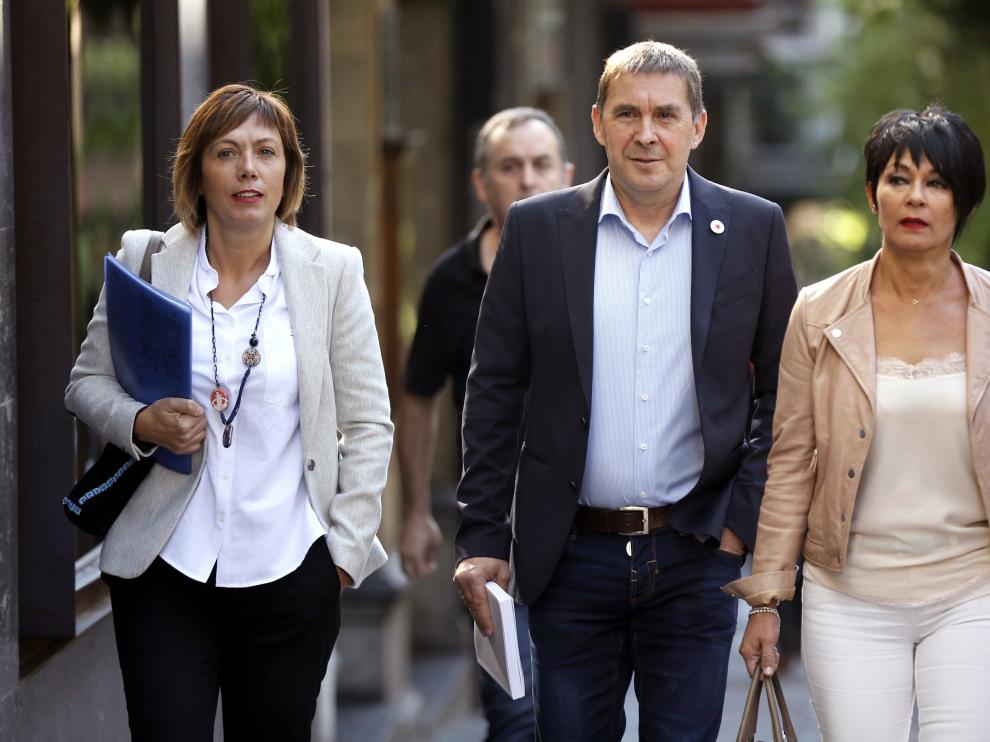 Los miembros de EH Bildu, Miren Larrion, Arnaldo Otegi, Maddalen Iriarte, Jasone Agirre