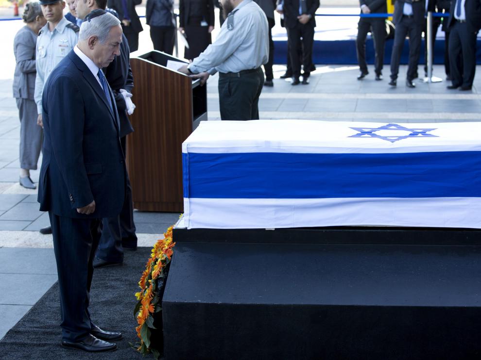 El primer ministro israelí, Benjamin Netanyahu, rinde sus respetos ante el féretro de Simón Peres.