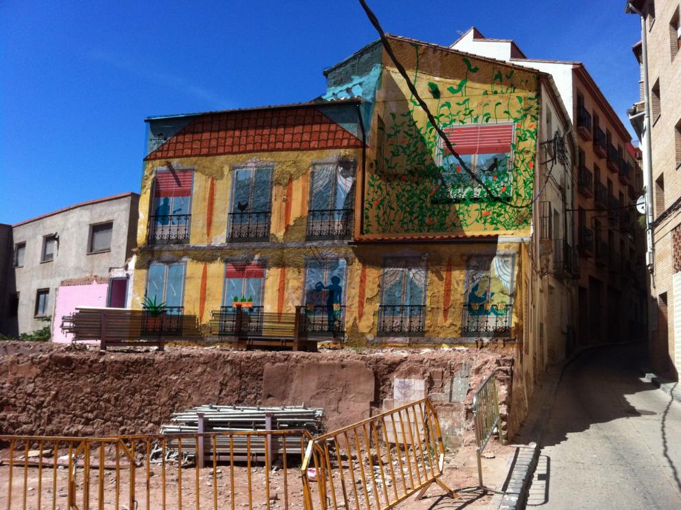Intervención artística junto al solar que queda donde estaba el edificio que se hundió en febrero.