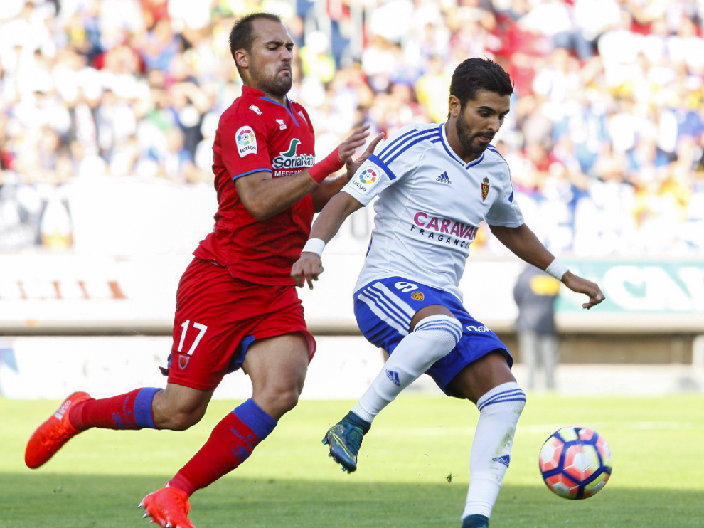 Ángel, durante el partido del pasado domingo en Soria, pugna con un rival del Numancia.