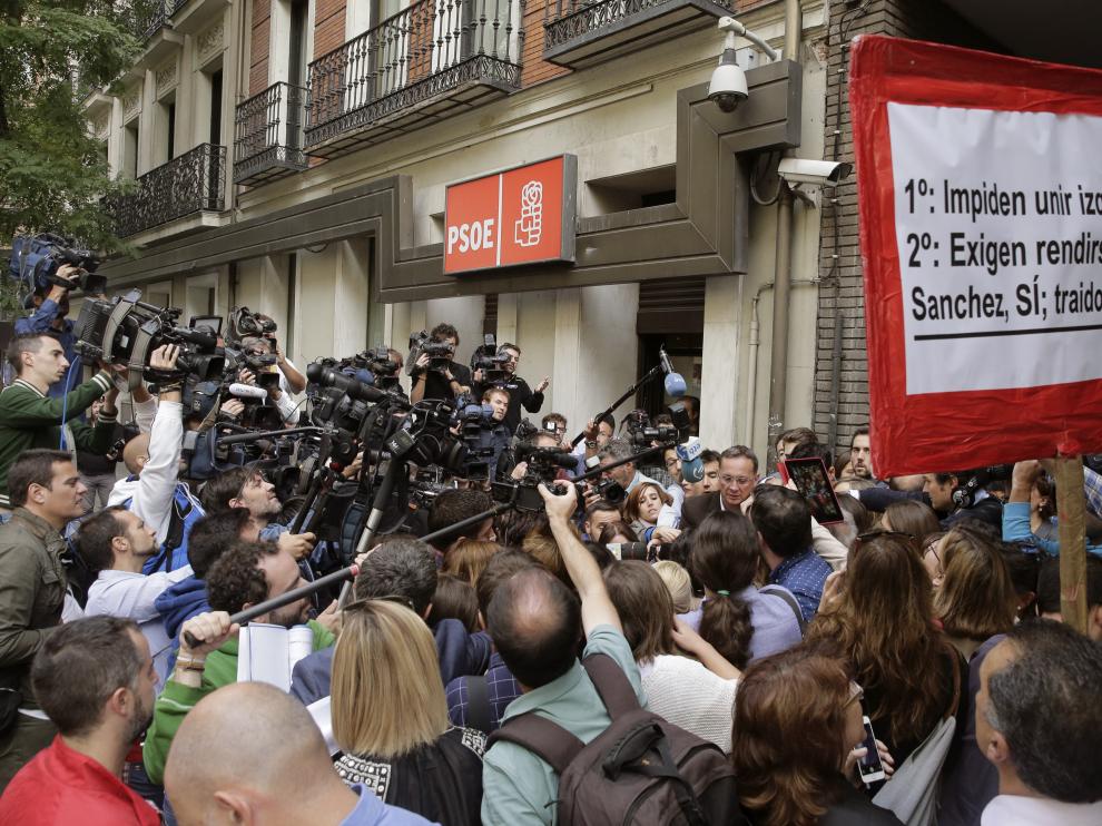 Máxima expectación en la calle Ferraz.