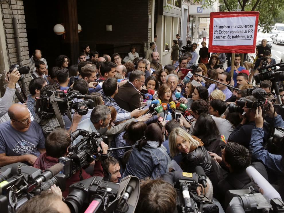 Verónica Pérez, rodeada de periodistas en Ferraz.