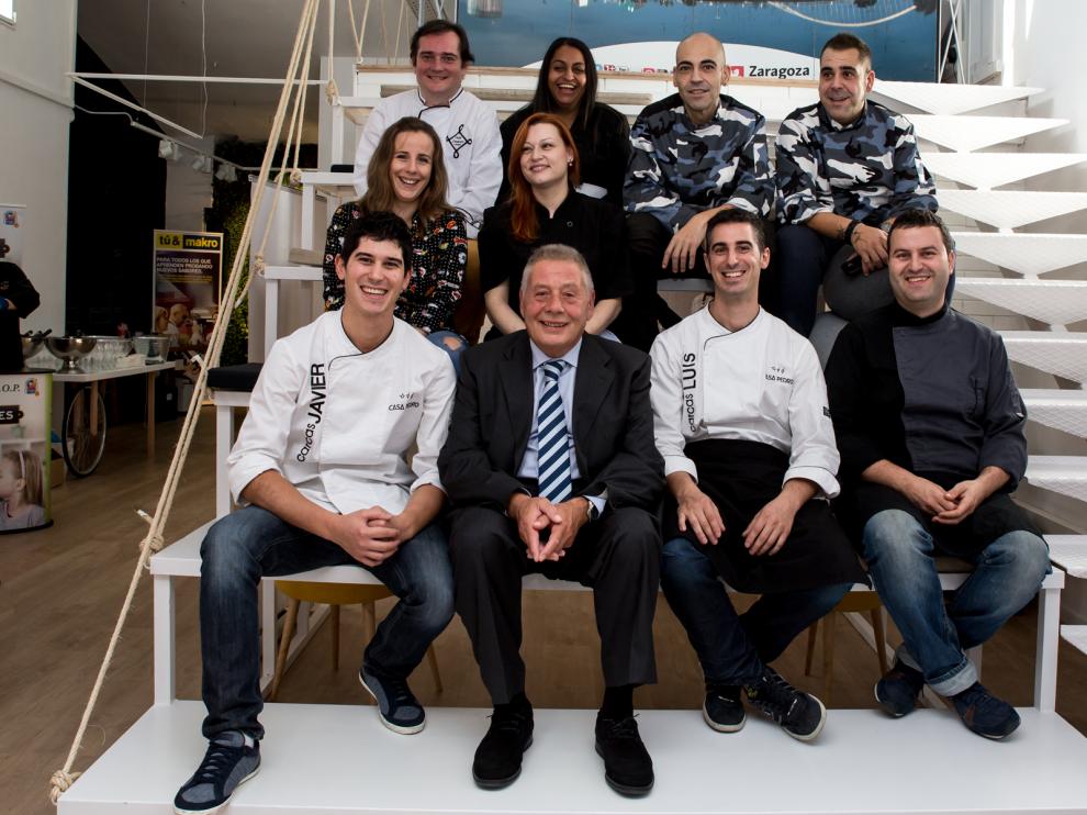 El presidente de Cafés y Bares, Pedro Giménez, junto a los ganadores de la pasada edición del Concurso de Tapas, durante el acto celebrado en Barcelona.