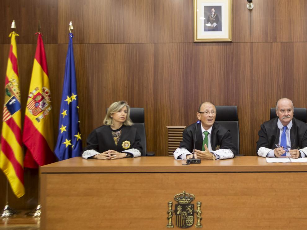 De izquierda a derecha, los magistrados Esperanza de Pedro, Javier Cantero y Francisco Picazo.