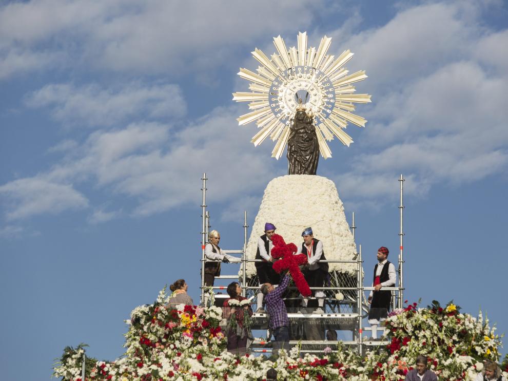 Ofrenda floral de 2015 a la Virgen del Pilar