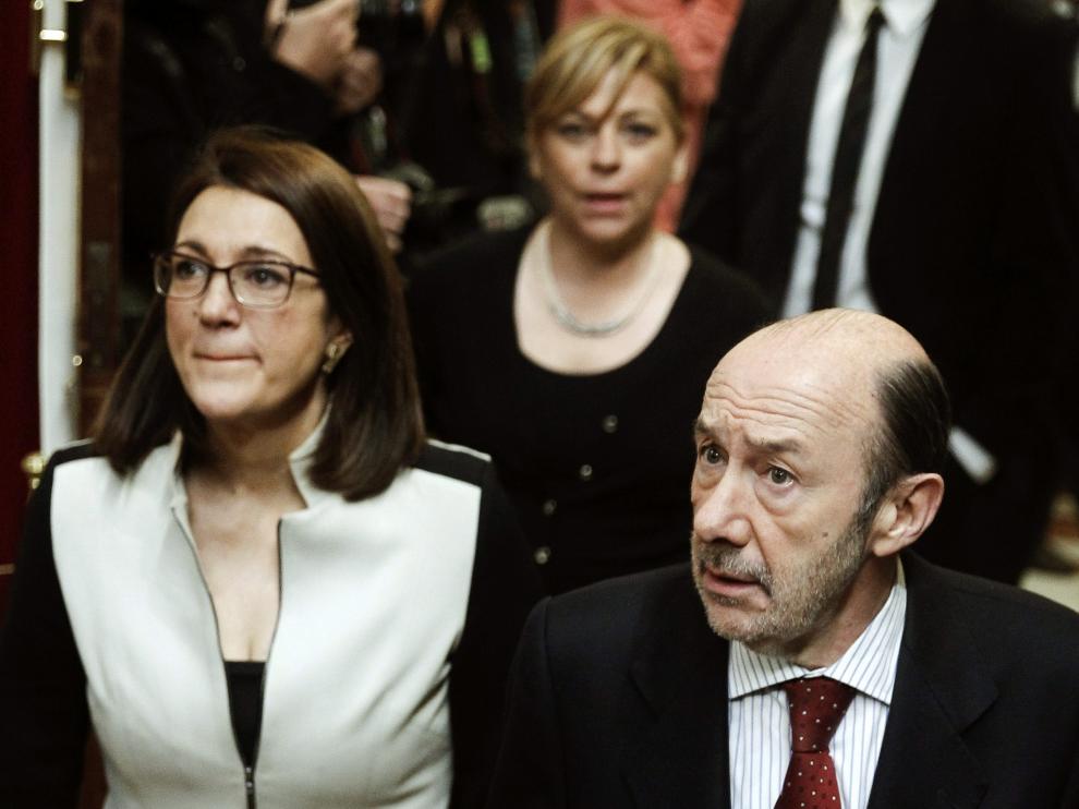 Alfredo Pérez Rubalcaba (d) junto a Soraya Rodríguez (i)