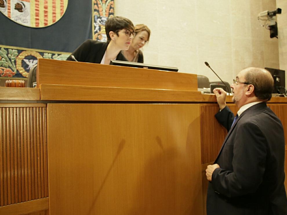 Javier Lambán se dirige a Violeta Barba durante el pleno de control de las Cortes de Aragón.