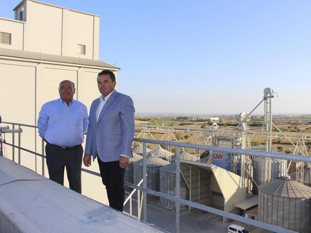 Manuel Mazana Llarás y Manuel Mazana Puyal, en las instalaciones de la planta en Binéfar.
