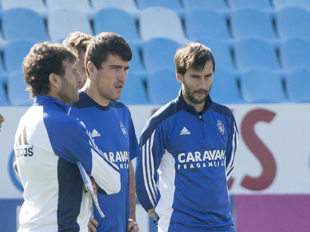 Luis Milla da instrucciones al inicio del ensayo del viernes en La Romareda. A su lado, atienden Zapater y Lanzarote.