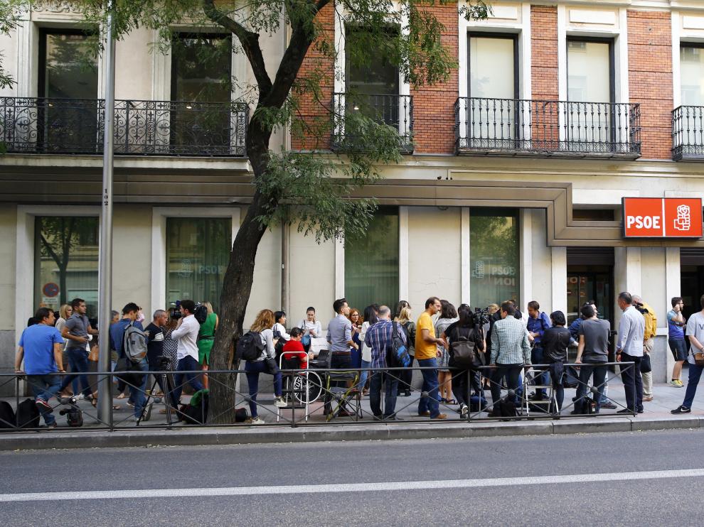Decenas de periodistas haciendo guardia a las puertas de la sede socialista en Madrid.