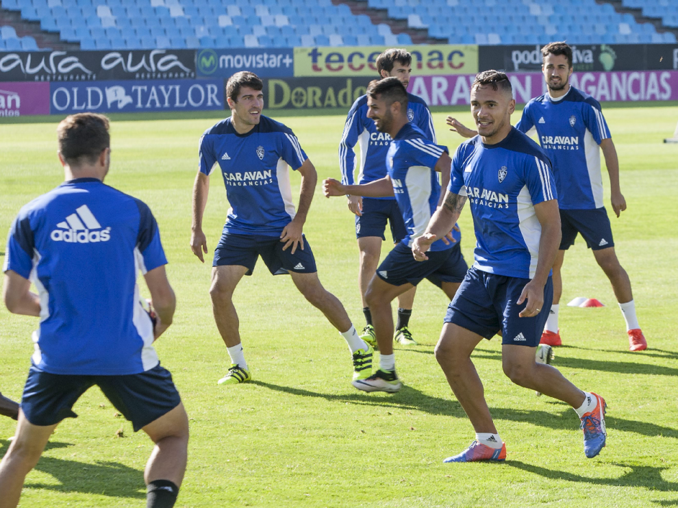 Los jugadores del Real Zaragoza llevan a cabo un ejercicio durante el ensayo del viernes entre risas y buen ambiente.