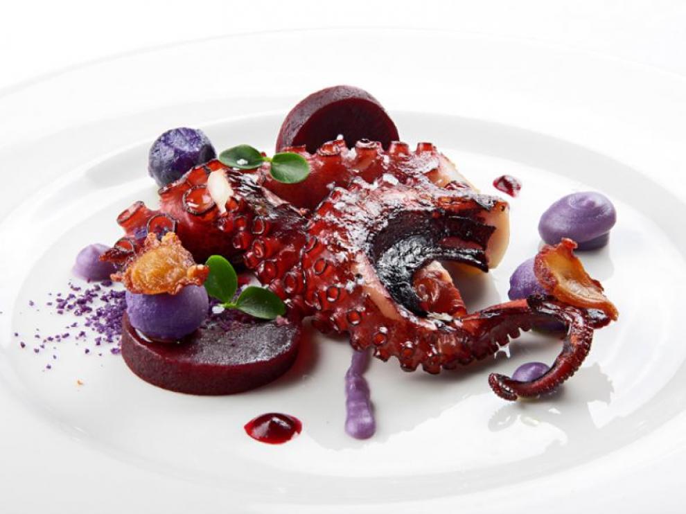 Pulpo a la brasa con patata vitelotte y remolacha, una de las novedades de la carta del Aragonia Palafox.