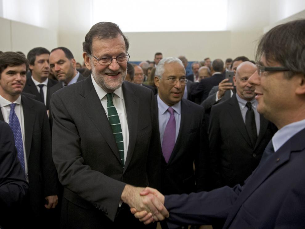 Mariano Rajoy saluda a Carles Puigdemont en Oporto