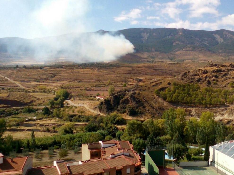 Humo procedente del incendio de este viernes en Illueca.