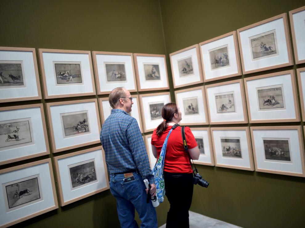 Algunas personas observan la obra 'Tauromaquia' de Goya