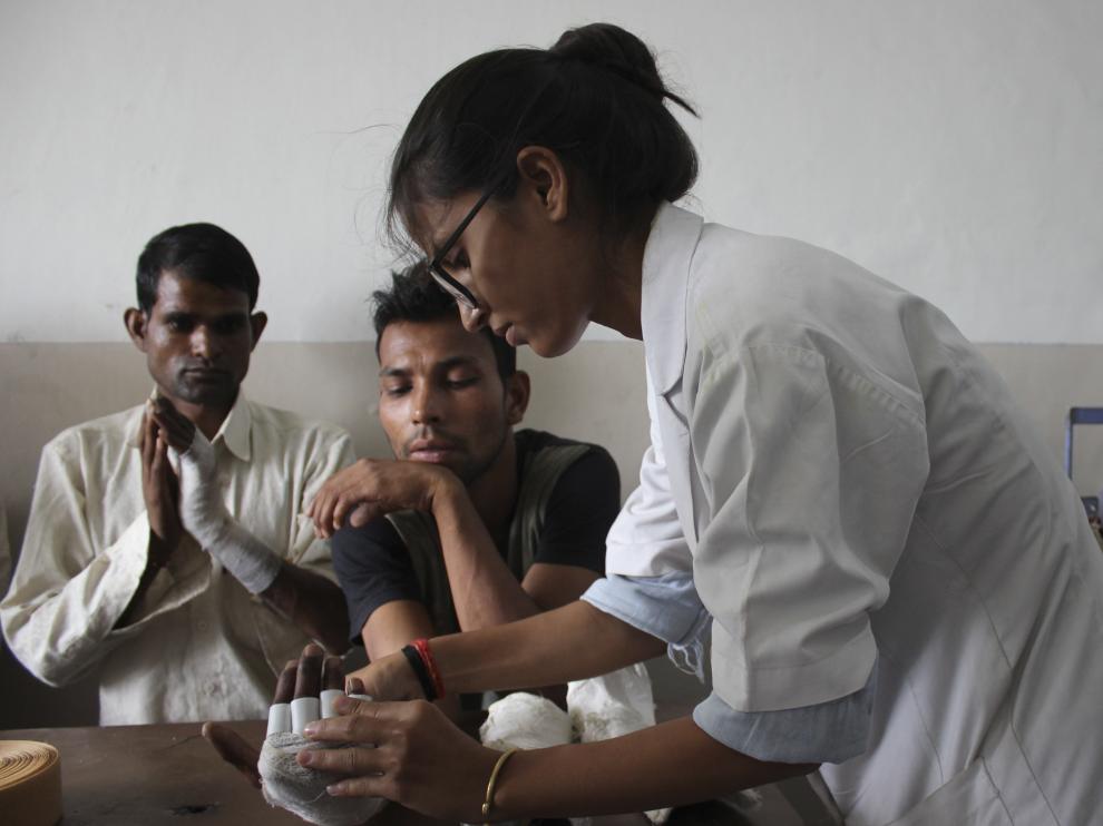 Atención a enfermos de lepra en la India.