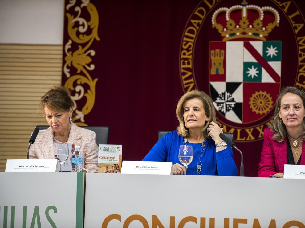 Fátima Báñez (centro) en el Congreso Nacional de Familias Numerosas