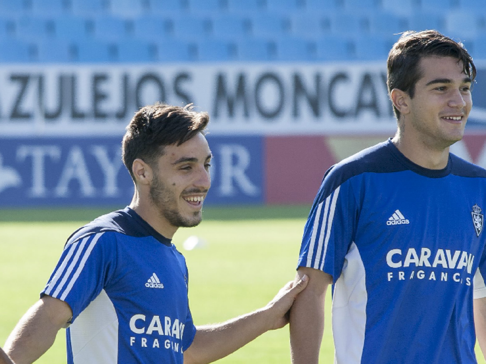 Popa (dcha.), junto a Isaac en un momento del entrenamiento del viernes en La Romareda.