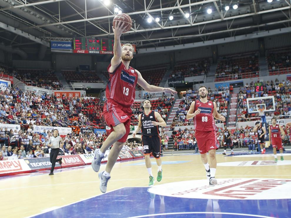 Gecevicius salta para anotar en el partido ante el Valencia Basket en el Príncipe Felipe