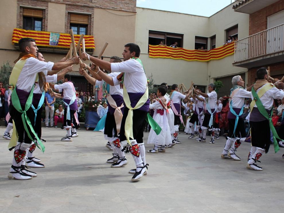 Los danzantes han interpretado varias mudanzas de palos y espadas.