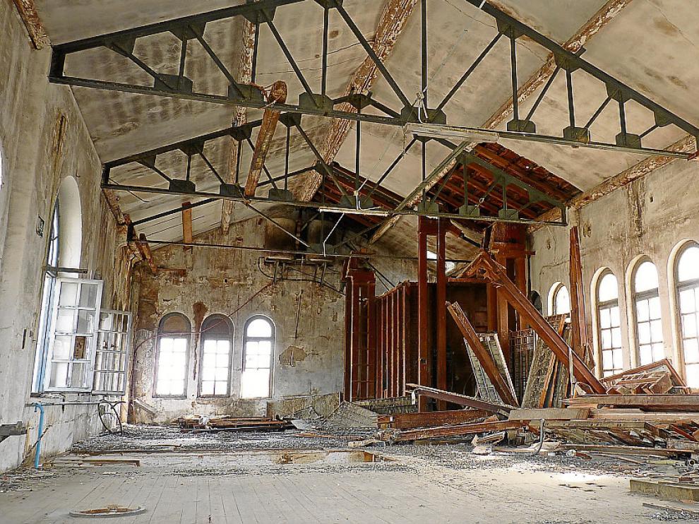 Interior abandonado de la Harinera de Casetas.