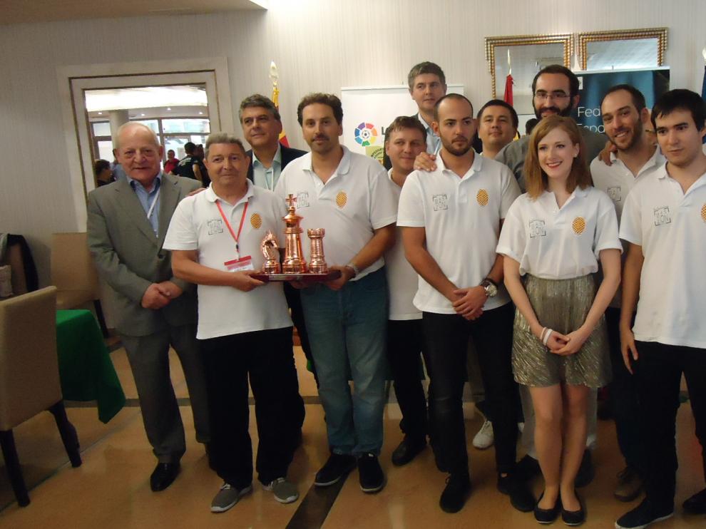 Los componentes del equipo del Jaime Casas de Monzón con su trofeo de tercer clasificados.