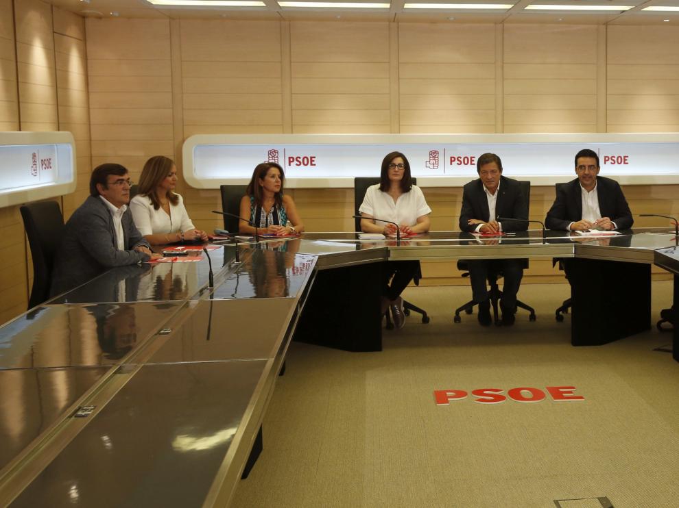 Primera reunión de la gestora del PSOE presidida por Javier Fernández.