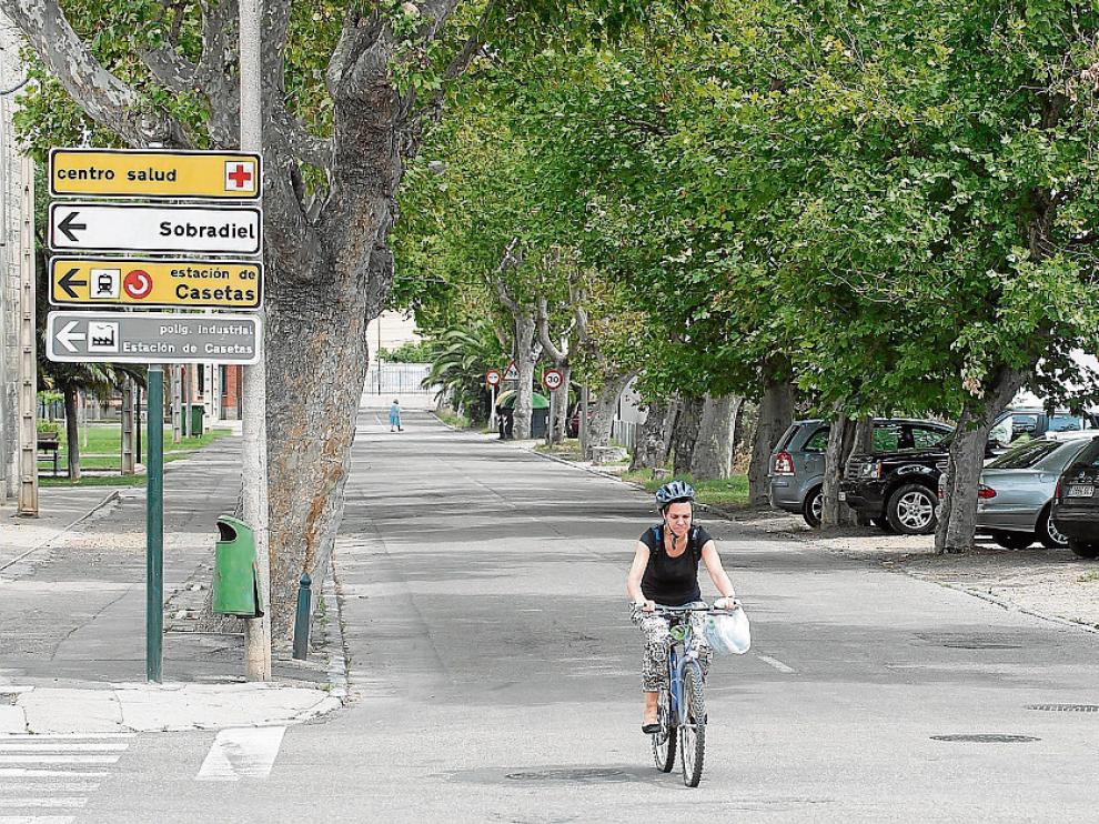Un aspecto de la avenida de la Constitución de Casetas, en julio de 2015.