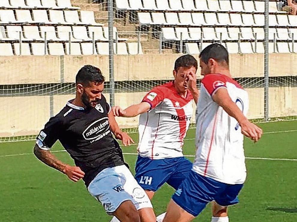 Cristian, del Ebro, intenta un pase.
