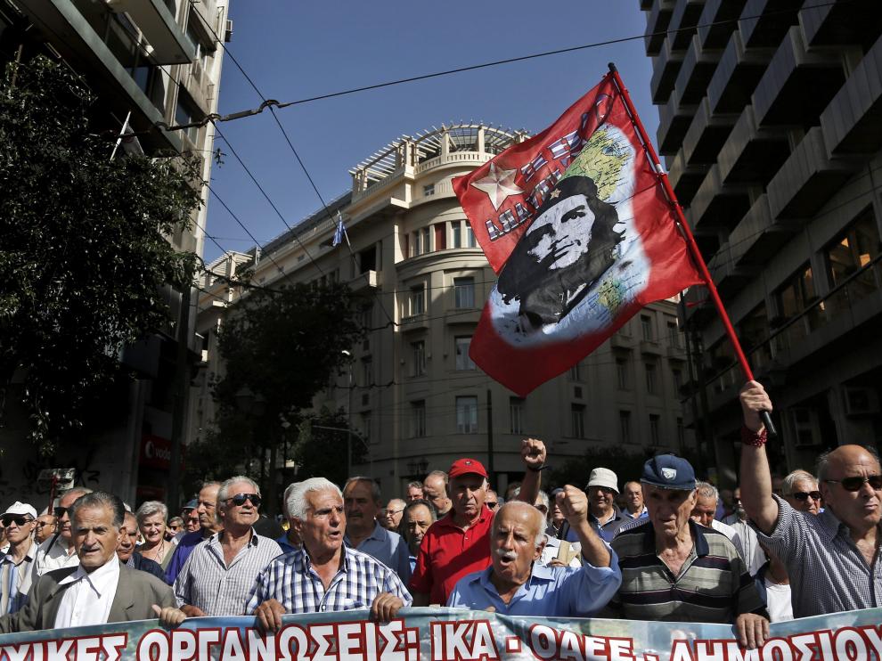 Pensionistas griegos sostienen una bandera del Che Guevara durante una manifestación contra los recortes en las pensiones.