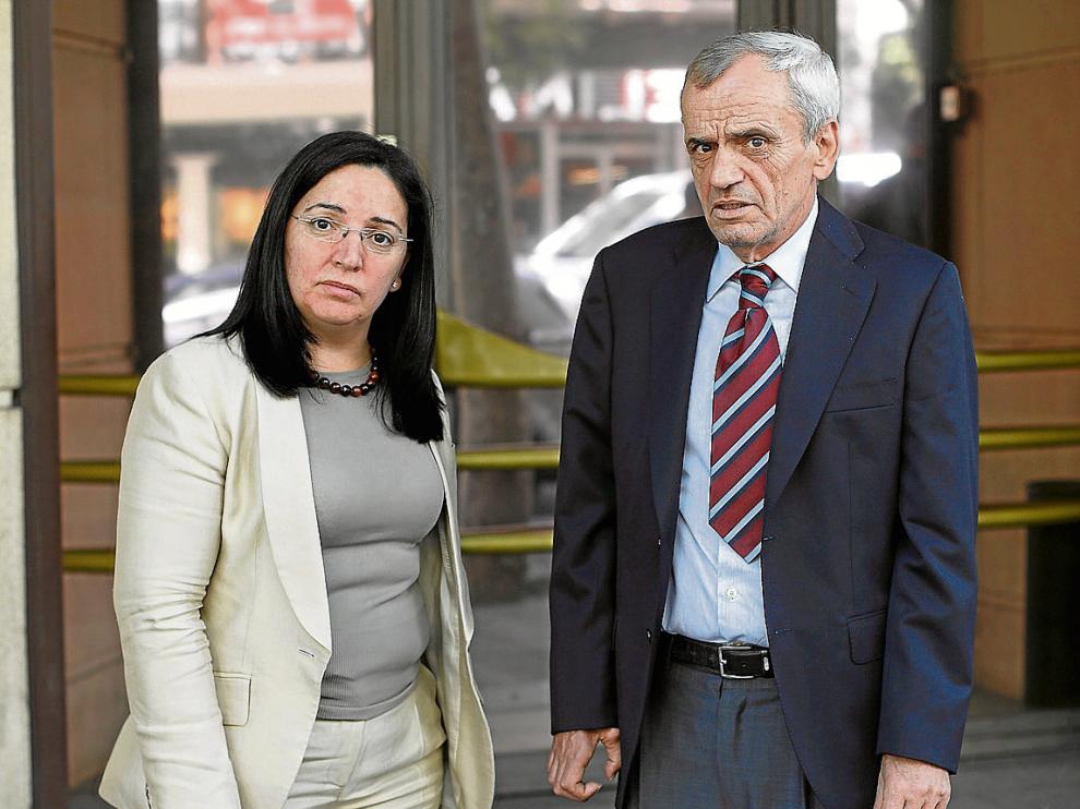 El teniente Miguel Ángel Madariaga con su abogada, Manuela Rubio, en la Audiencia Nacional.