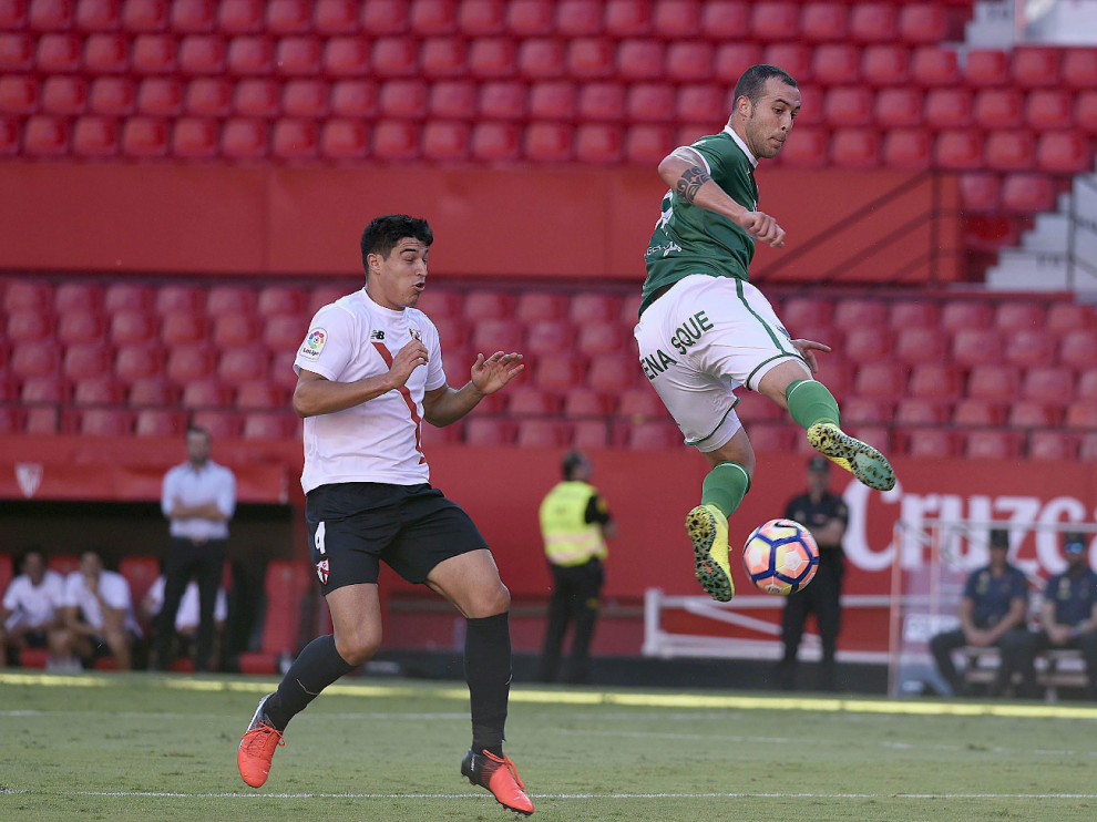 El joven sevillista Diego González, principal promesa del Sevilla Atlético, en el partido de hace tres semanas ante el Huesca, pugna con Urko Vera en un vacío Sánchez Pizjuán. Ganaron los andaluces por 2-0.