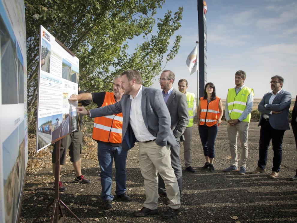 Soro, ayer, recibió explicaciones de los técnicos en su visita a las obras de esta carretera.