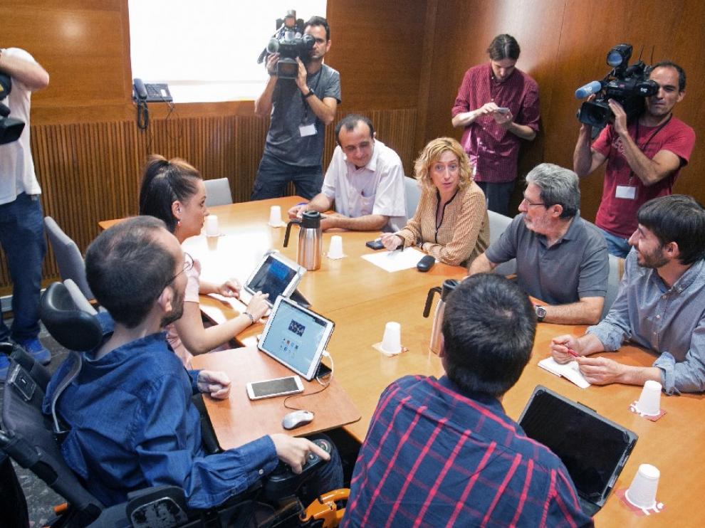 Podemos e IU se han reunido hoy en una sala de las Cortes de Aragón para para analizar las consecuencias que puede tener en Aragón la dimisión forzada de Pedro Sánchez