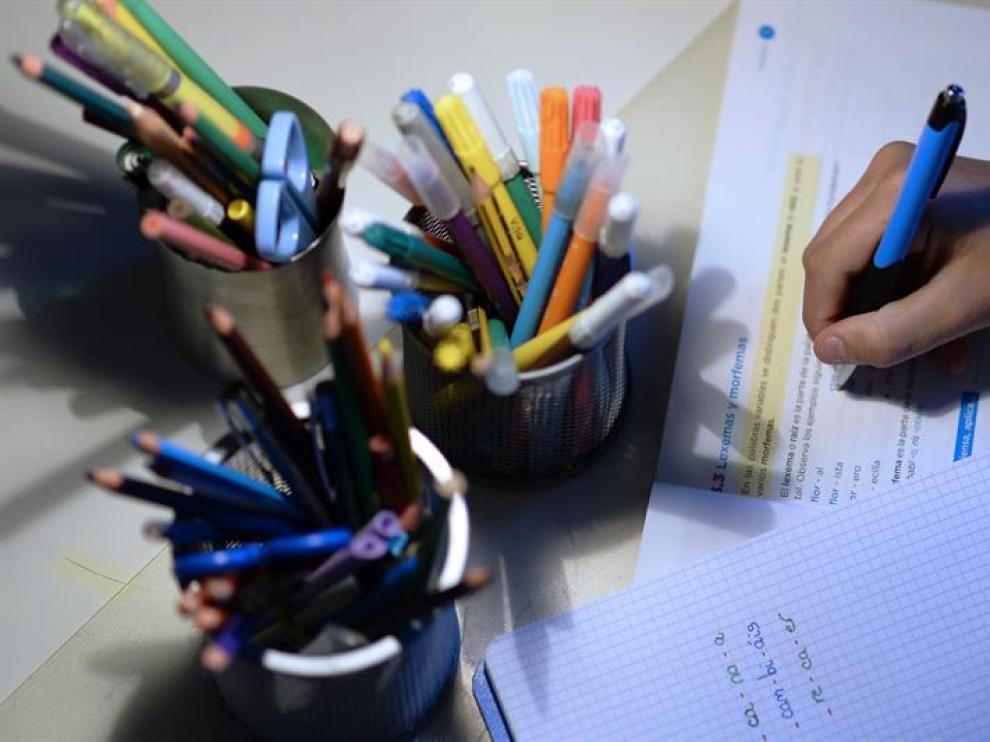 Un alumno de 1º de la ESO realiza deberes en su casa.