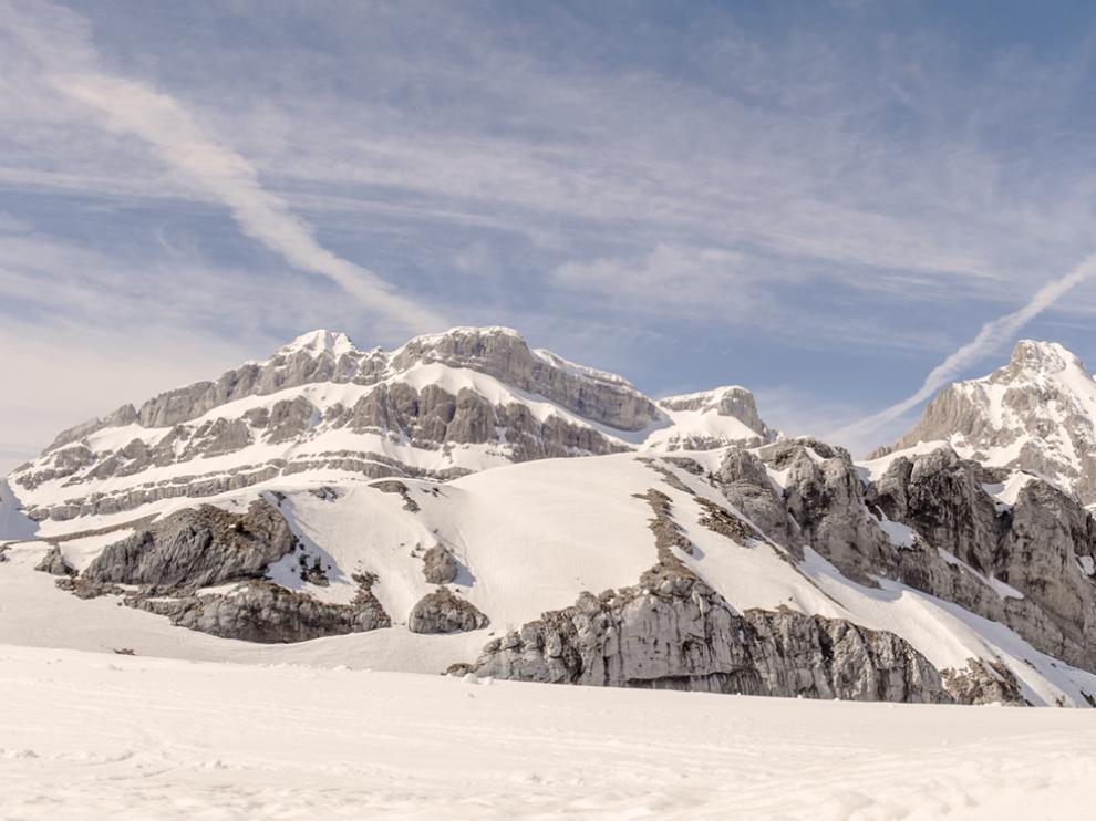 Un esquiador disfruta en la estación de Candanchú, que junto a Astún ha creado un dominio esquiable único de 100 kilómetros.