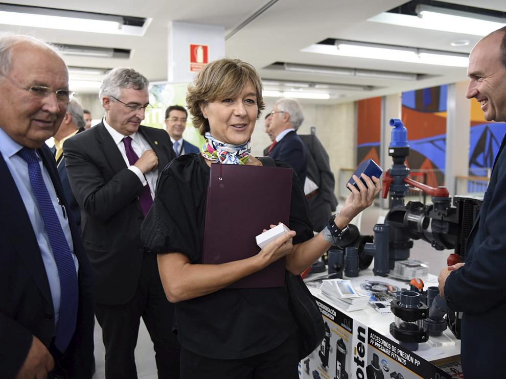 Isabel García Tejerina visitó los expositores de las empresas participantes en la jornada.