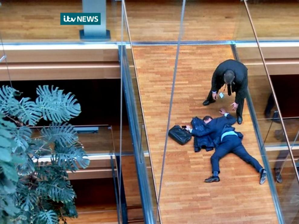 El eurodiputado Steven Woolfe, tendido en el suelo en una imagen captada por la cadena ITV