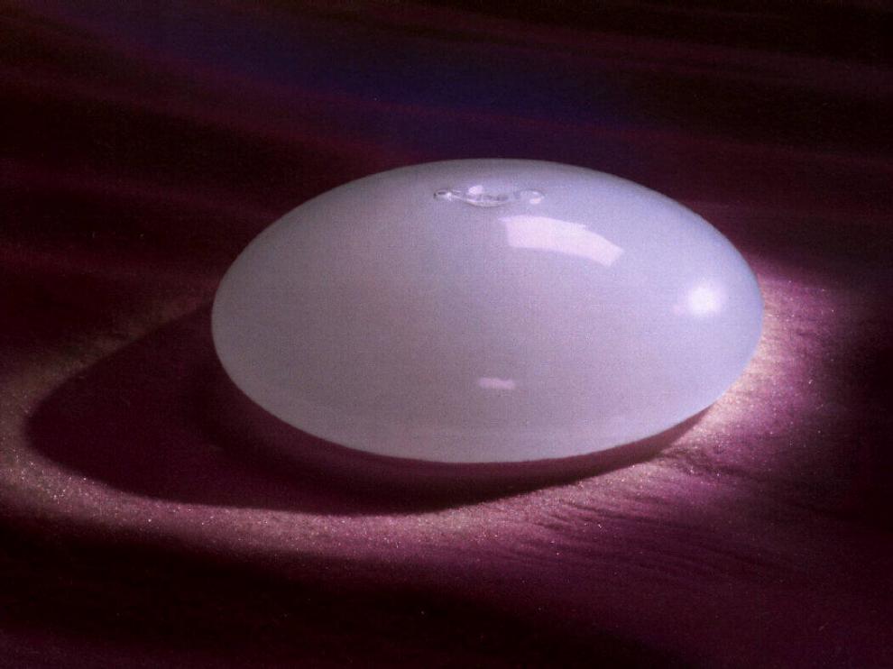 Una prótesis de silicona para las operaciones de aumento de pecho.