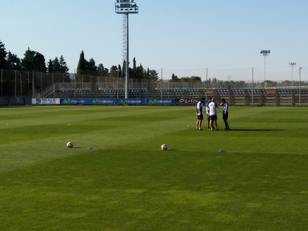 Momento en el que Ángel charla con Milla, Cembranos y Ubieto antes de iniciar el entrenamiento de este viernes en la Ciudad Deportiva.