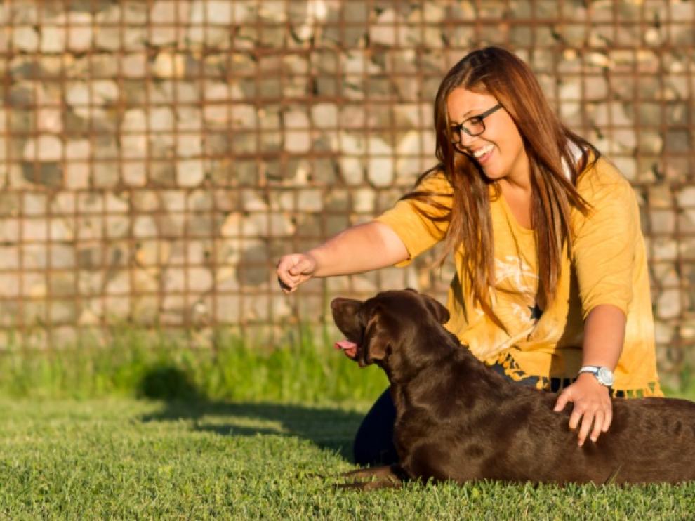 Un perro puede comunicarse con los humanos a través de una postura