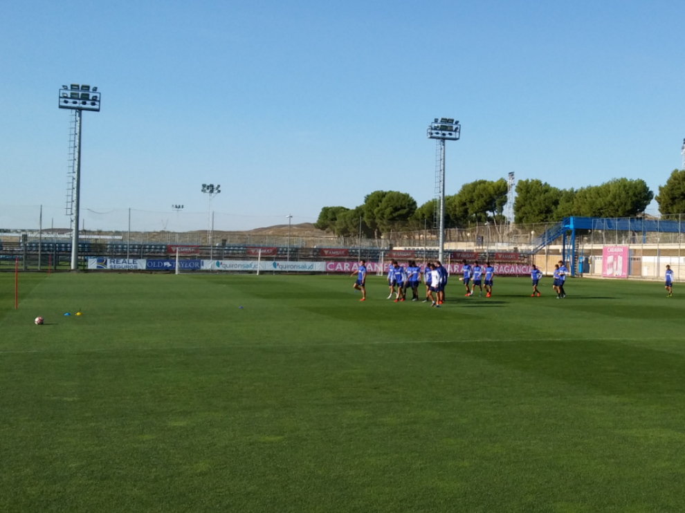 La plantilla del Real Zaragoza sale al campo de entrenamientos en la mañana de este viernes, con Xumetra a la cabeza.