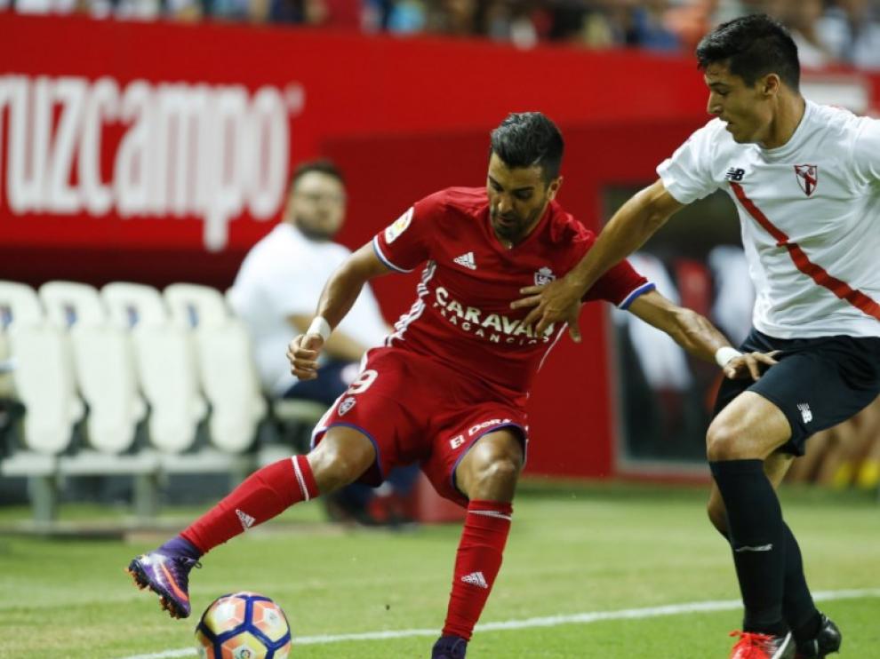 Ángel controla el balón ante la presión de Diego González