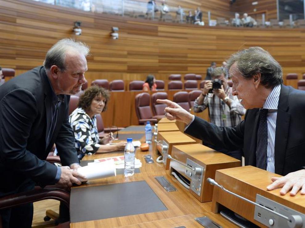 El vicepresidente de la Junta de Castilla y León, José Antonio de Santiago-Juárez (d), conversa con el procurador socialista, José Francisco Martín (i), momentos antes de una sesión plenaria en las Cortes