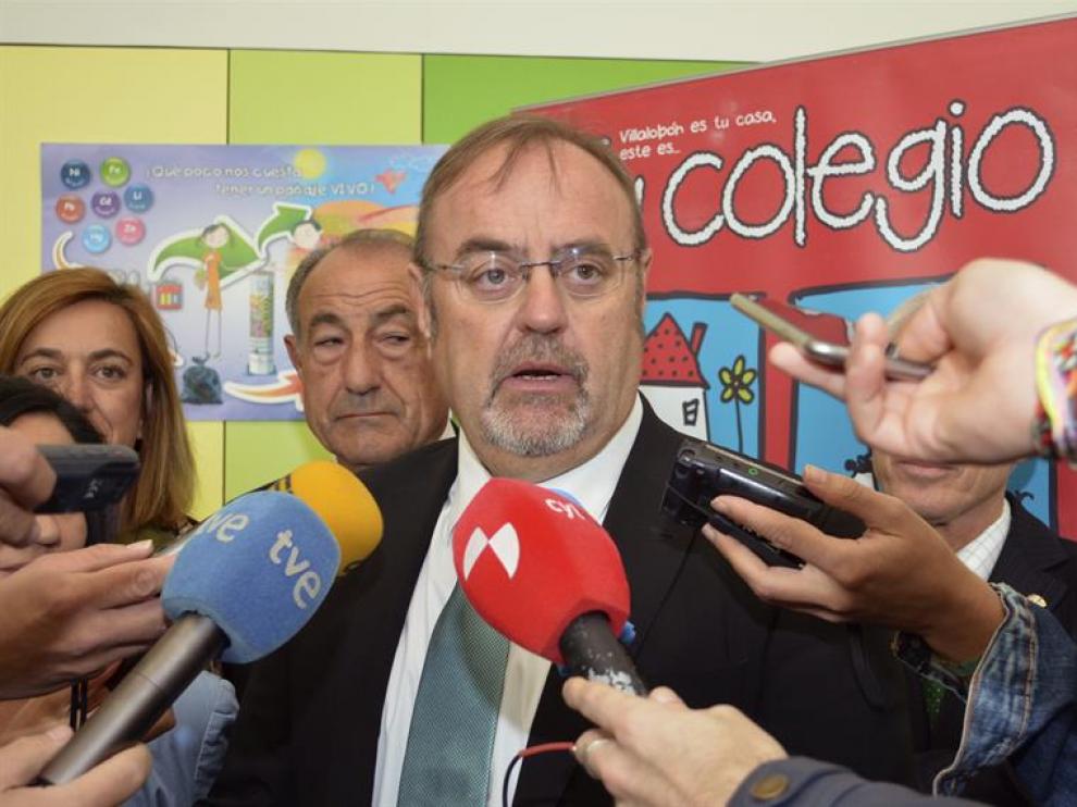 El consejero de Educación, Fernando Rey, en el Centro de Educación Infantil y Primaria en Villalobón (Palencia)