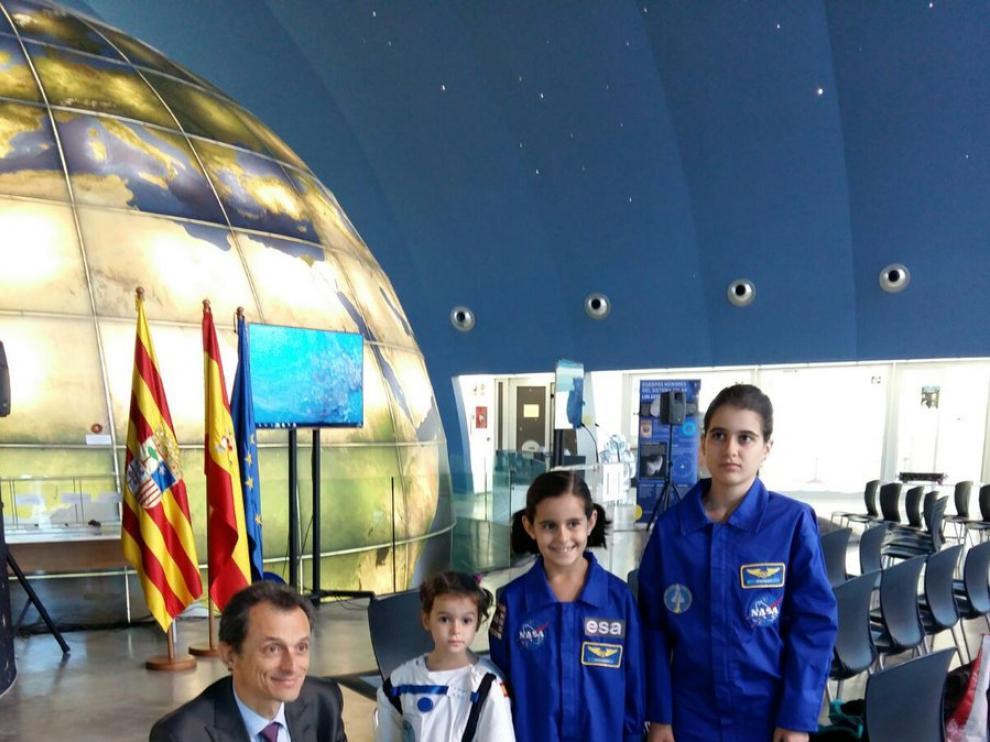 Duque posando con tres niños en el Centro Astronómico de Huesca.