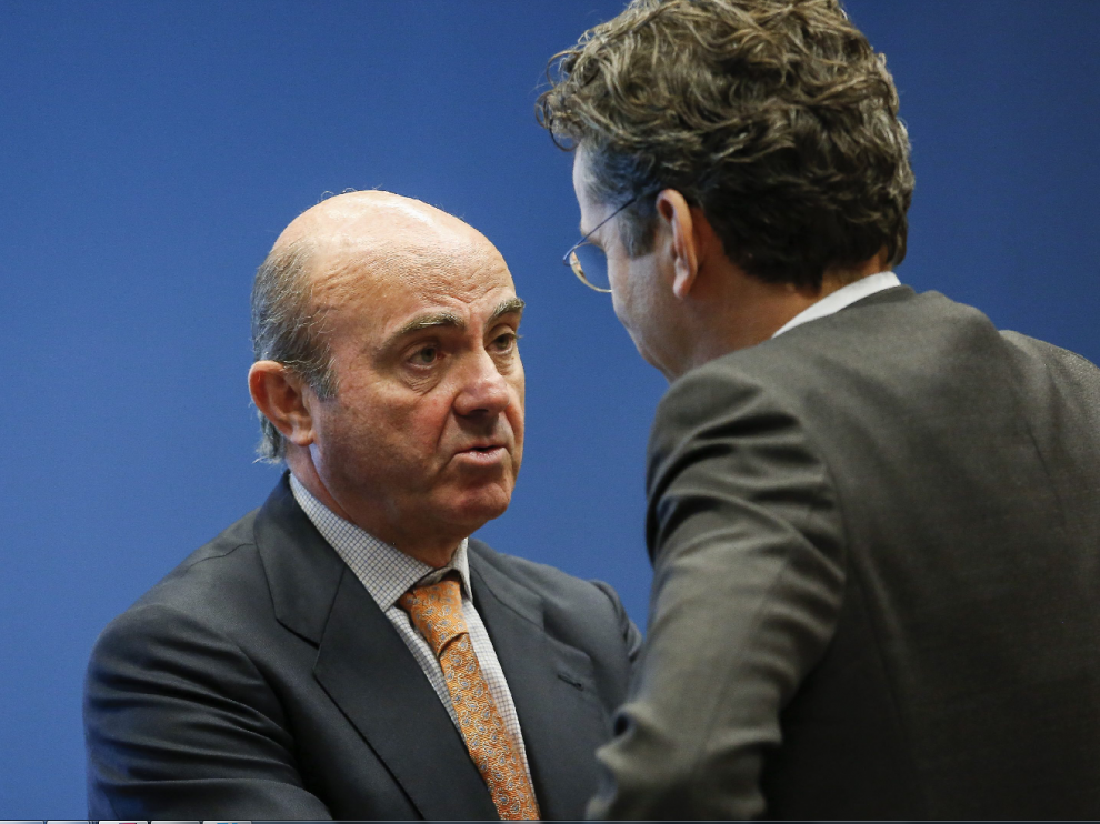 De Guindos, con el presidente del Eurogrupo, Jeroem Dijsselbloem, este lunes en Luxemburgo.