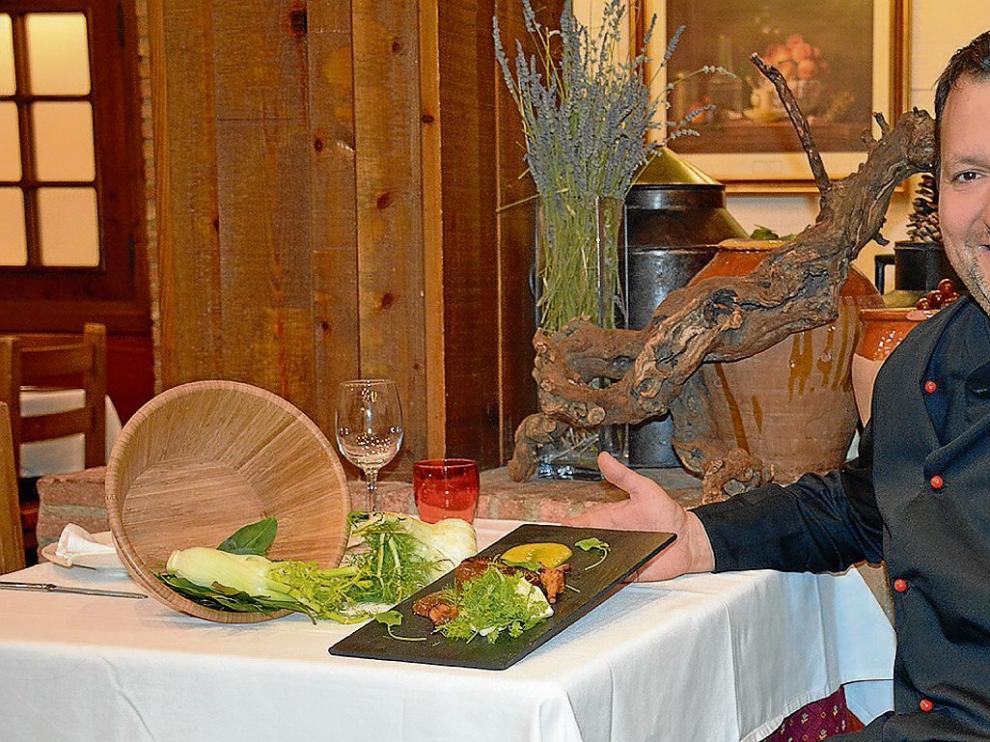 Juanjo Banqueri, chef del restaurante Parrilla Albarracín, con el plato de tournedó de ternasco con escabeche de cítricos.