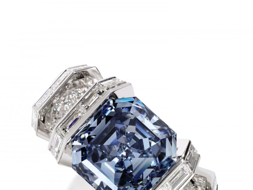 El anillo con el Sky Blue engarzado.