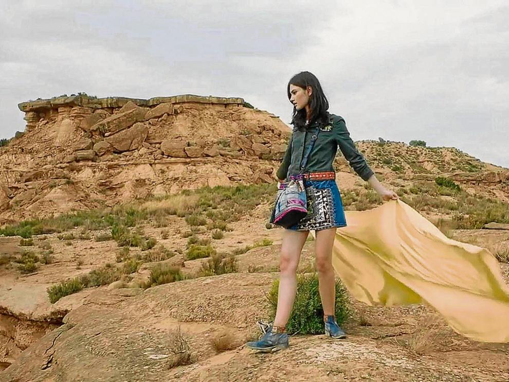 Anuncio de una marca de moda femenina rodado en la sierra de Jubierre, en Los Monegros.